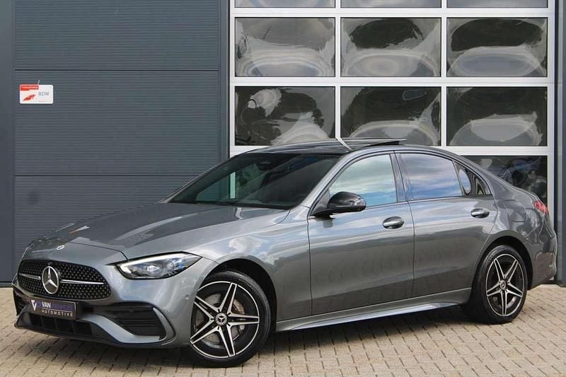 Grijs Gebruikt 2022 Mercedes C300e AMG line Sedan | € 39.900 (Eerlijke prijs) - Afbeelding 1/4