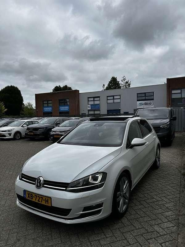 Wit Gebruikt 2014 VW Golf VII Highline Sedan | € 12.500 (Eerlijke prijs) - Afbeelding 1/4