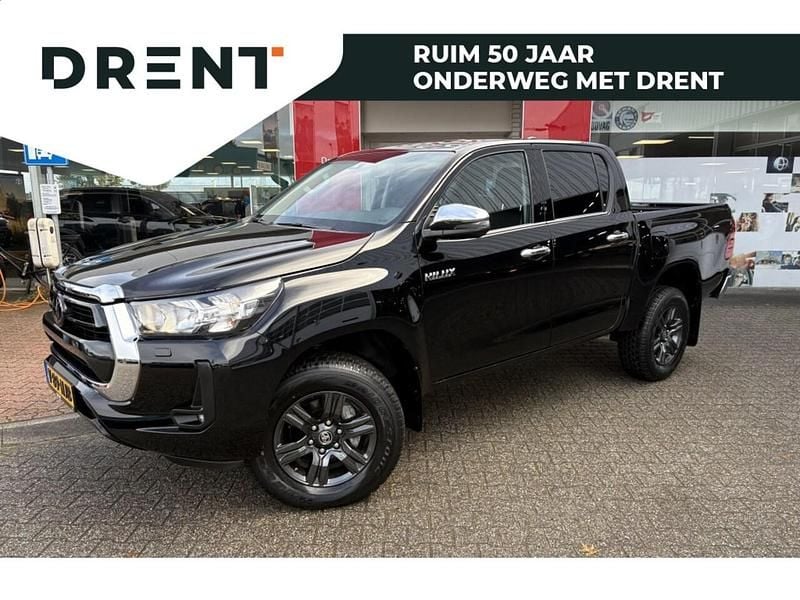 Zwart (metallic) Occasion 2024 Toyota HiLux Pickup | € 48.984 (Iets duurder) - Afbeelding 1/4