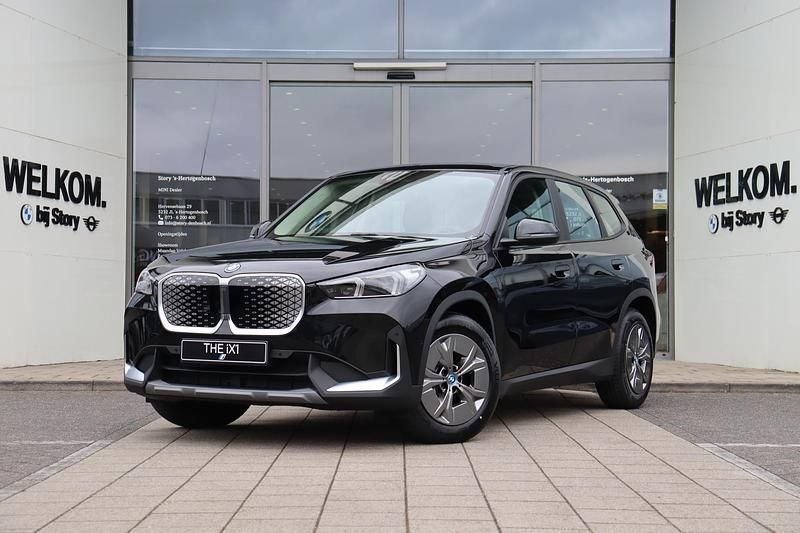 Zwart Gebruikt 2024 BMW iX1 Comfort Edition SUV | € 44.950 (Super prijs) - Afbeelding 1/4