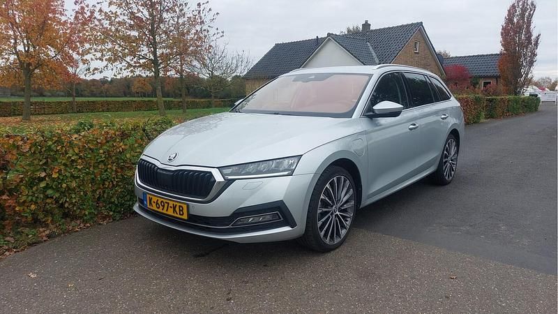 Grijs Gebruikt 2020 Skoda Octavia Business Line Stationwagen | € 14.950 (Eerlijke prijs) - Afbeelding 1/4