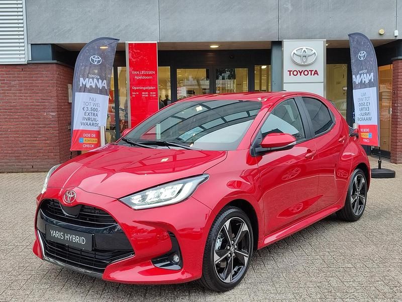 Rood Nieuw 2025 Toyota Yaris Hybrid Executive Hatchback | € 34.995 (Iets duurder) - Afbeelding 1/4