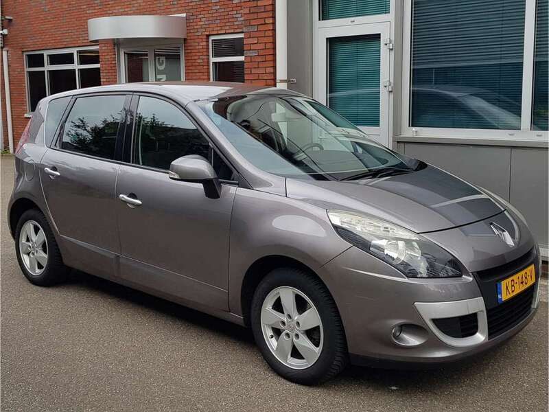 Grijs, metallic lak Gebruikt 2009 Renault Scénic III Dynamique MPV | € 3.800 (Eerlijke prijs) - Afbeelding 1/4