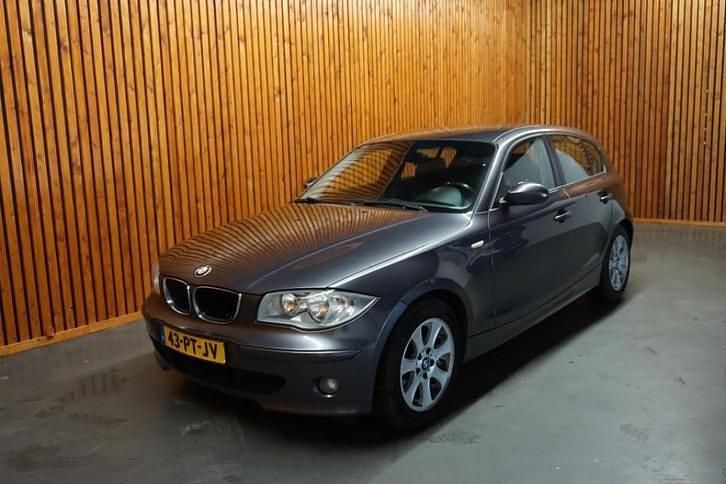 Blauw (metallic) Occasion 2004 BMW 120 Executive Hatchback | € 2.990 (Iets duurder) - Afbeelding 1/4