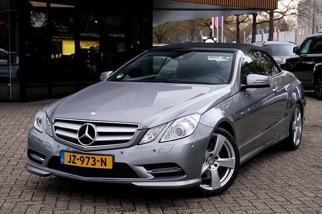 Grijs (metallic) Gebruikt 2013 Mercedes E200 Elegance Cabriolet | € 15.950 (Super prijs) - Afbeelding 1/4