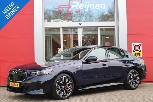 Blauw Gebruikt 2024 BMW 550e Comfort Edition Sedan | € 79.995 (Goede deal) - Afbeelding 1/4