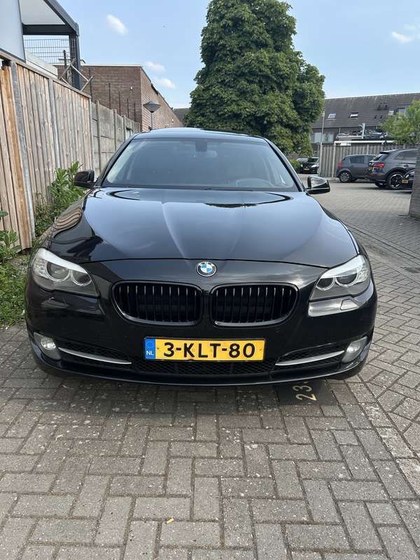 Zwart Gebruikt 2013 BMW 520 Executive Sedan | € 15.750 (Iets duurder) - Afbeelding 1/4