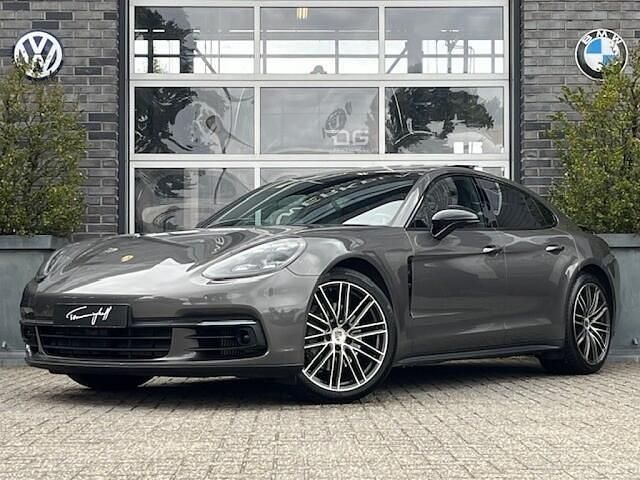 Grijs, metallic lak Gebruikt 2017 Porsche Panamera Sedan | € 64.995 - Afbeelding 1/4