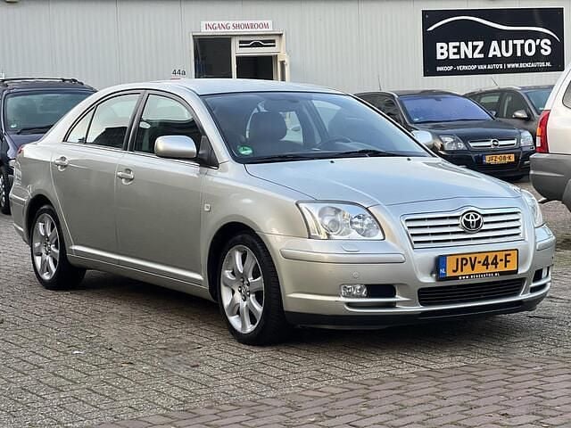 Occasion Toyota Avensis Sol 147 PK (108 kW) 2004 Grijs Hatchback