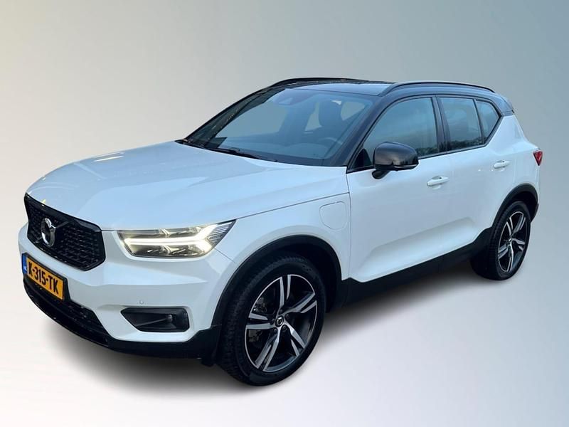 Wit (metallic) Occasion 2021 Volvo XC40 Pro SUV | € 32.500 - Afbeelding 1/4