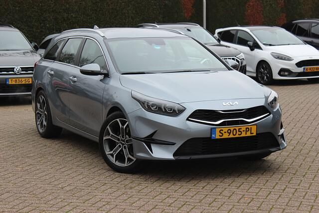 Grijs (metallic) Occasion 2023 Kia Ceed Sportswagon Stationwagen | € 19.999 (Super prijs) - Afbeelding 1/4
