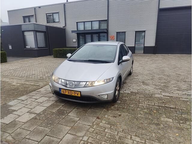 Grijs (metallic) Gebruikt 2007 Honda Civic Comfort Hatchback | € 1.500 (Goede deal) - Afbeelding 1/4