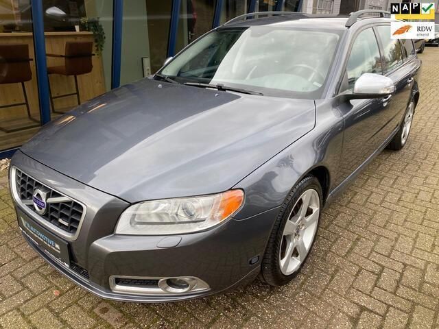 Grijs, metallic lak Gebruikt 2011 Volvo V70 R-Design Stationwagen | € 17.945 (Duur) - Afbeelding 1/4