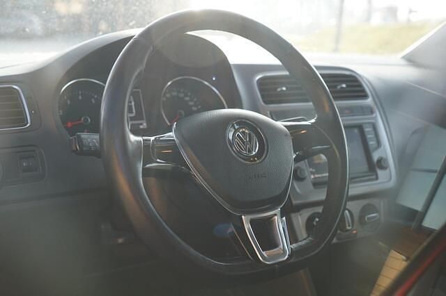 Rood Occasion 2017 VW Polo Edition Hatchback | € 5.425 (Goede deal) - Afbeelding 1/2