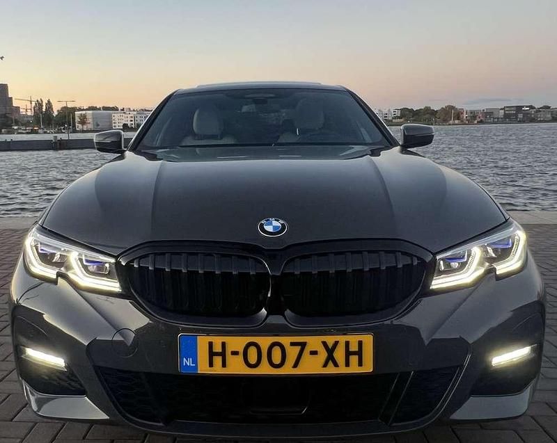 Grijs Gebruikt 2019 BMW 330 Executive Sedan | € 38.900 (Duur) - Afbeelding 1/4