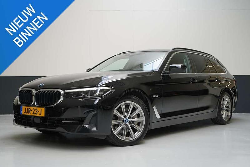 Zwart Gebruikt 2022 BMW 530e Comfort Edition Stationwagen | € 30.895 (Super prijs) - Afbeelding 1/4