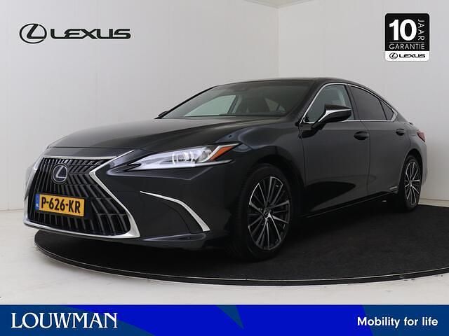 Graphite black metallic (donker zwart metallic) Occasion 2022 Lexus ES300H Business Edition Sedan | € 37.950 (Eerlijke prijs) - Afbeelding 1/4