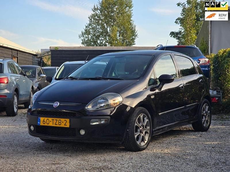 Zwart (metallic) Gebruikt 2012 Fiat Punto Evo Racing Hatchback | € 3.949 - Afbeelding 1/4