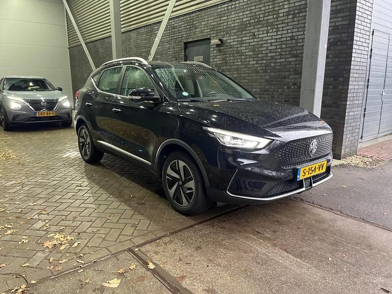 Zwart Gebruikt 2022 MG ZS Luxury Sedan | € 18.400 (Eerlijke prijs) - Afbeelding 1/1