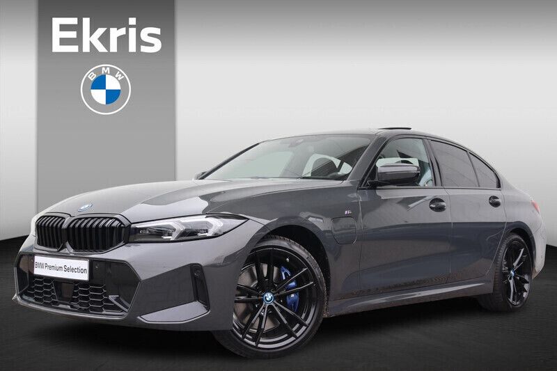 Grijs Nieuw 2025 BMW 320e M Sport Sedan | € 68.743 - Afbeelding 1/4