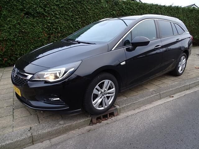 Zwart (metallic) Gebruikt 2018 Opel Astra Stationwagen | € 11.950 (Super prijs) - Afbeelding 1/4
