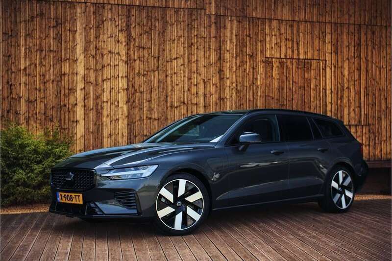 Grijs, metallic lak Gebruikt 2024 Volvo V60 Plus Stationwagen | € 48.900 (Eerlijke prijs) - Afbeelding 1/4
