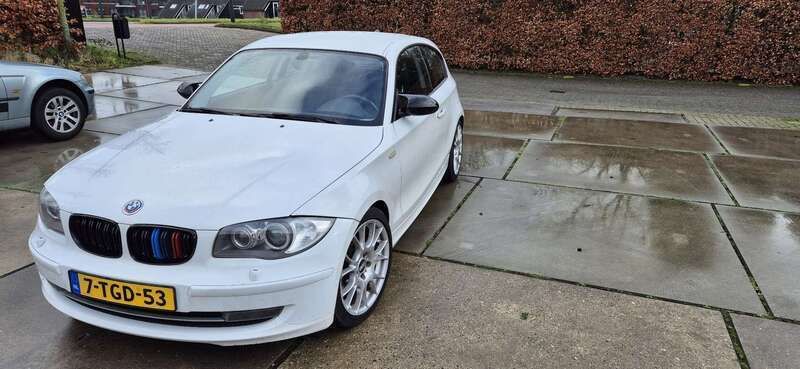 Wit Gebruikt 2008 BMW 118 Hatchback | € 4.749 (Iets duurder) - Afbeelding 1/4