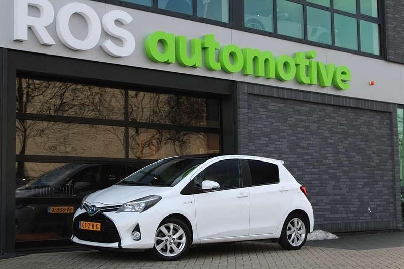 Wit Occasion 2015 Toyota Yaris Hybrid Hatchback | € 12.450 (Eerlijke prijs) - Afbeelding 1/4
