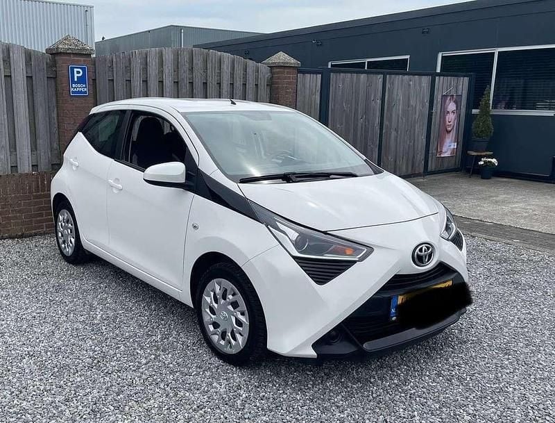 Wit Gebruikt 2020 Toyota Aygo X-play Hatchback | € 9.450 (Goede deal) - Afbeelding 1/2