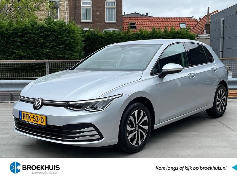 Zilver, metallic lak Gebruikt 2022 VW Golf VIII Life Hatchback | € 24.995 (Eerlijke prijs) - Afbeelding 1/4