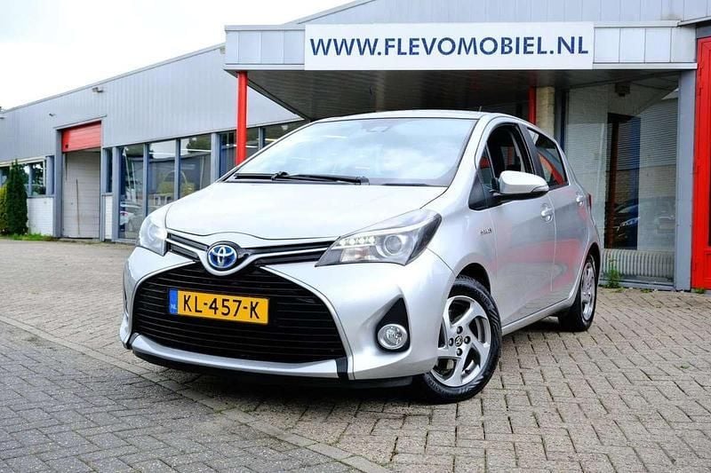 Grijs, metallic lak Gebruikt 2016 Toyota Yaris Hybrid Trend Hatchback | € 11.950 (Eerlijke prijs) - Afbeelding 1/4