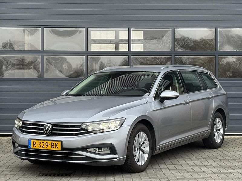 Grijs Occasion 2022 VW Passat Business Stationwagen | € 23.749 (Goede deal) - Afbeelding 1/4