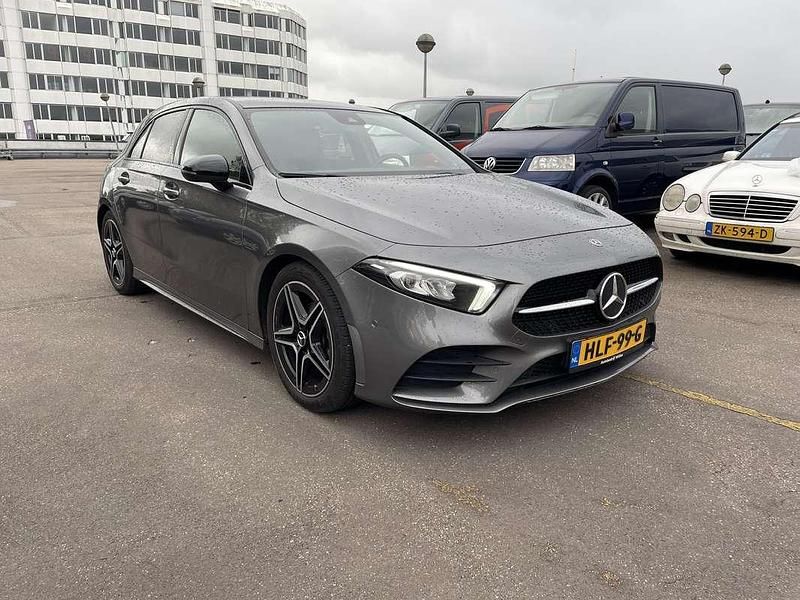 Grijs Gebruikt 2022 Mercedes A180 AMG line Stationwagen | € 29.999 (Eerlijke prijs) - Afbeelding 1/4