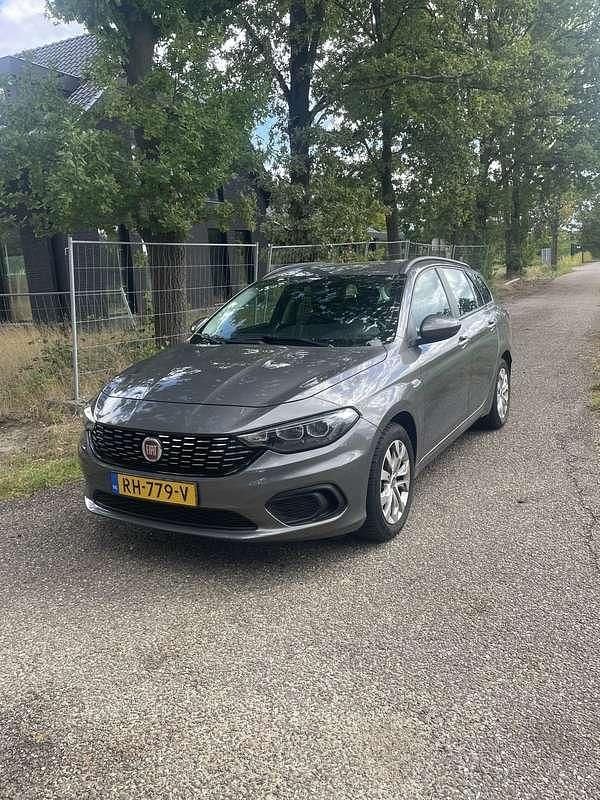 Grijs Gebruikt 2017 Fiat Tipo Pop Star MPV | € 12.000 (Duur) - Afbeelding 1/4