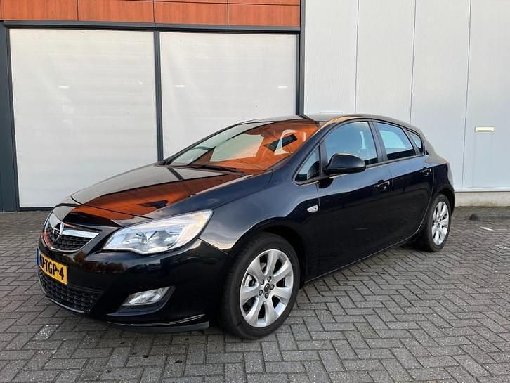 Zwart (metallic) Gebruikt 2012 Opel Astra Edition Hatchback | € 4.450 (Goede deal) - Afbeelding 1/4