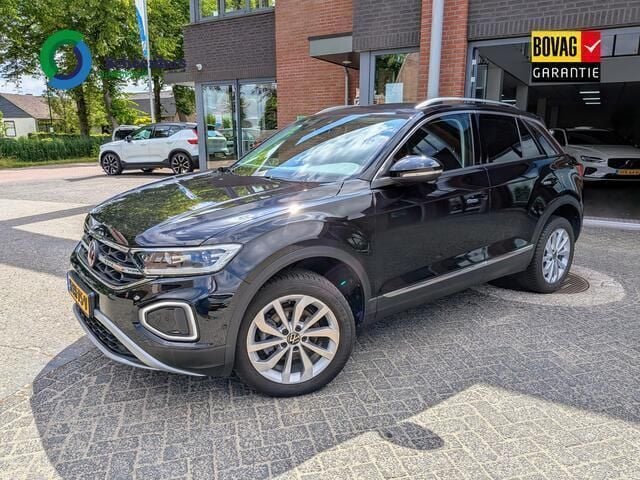 Zwart Gebruikt 2023 VW T-Roc Style SUV | € 32.950 (Eerlijke prijs) - Afbeelding 1/4