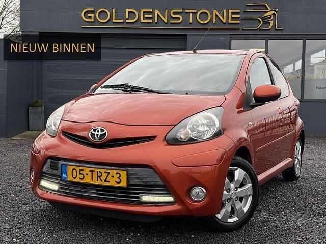 Oranje Gebruikt 2012 Toyota Aygo Hatchback | € 3.943 (Eerlijke prijs) - Afbeelding 1/4