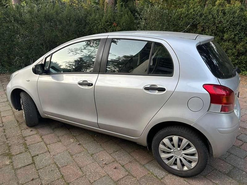 Grijs Gebruikt 2009 Toyota Yaris MPV | € 3.500 (Eerlijke prijs) - Afbeelding 1/4