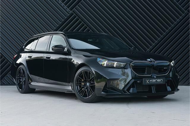 Zwart Nieuw 2025 BMW M5 Comfort Edition Stationwagen | € 177.900 (Eerlijke prijs) - Afbeelding 1/4