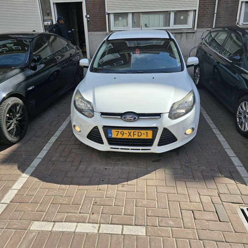 Wit Gebruikt 2012 Ford Focus Sedan | € 2.750 (Eerlijke prijs) - Afbeelding 1/4