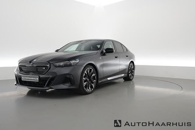 Grijs Gebruikt 2024 BMW i5 M Sport Sedan | € 75.900 - Afbeelding 1/3