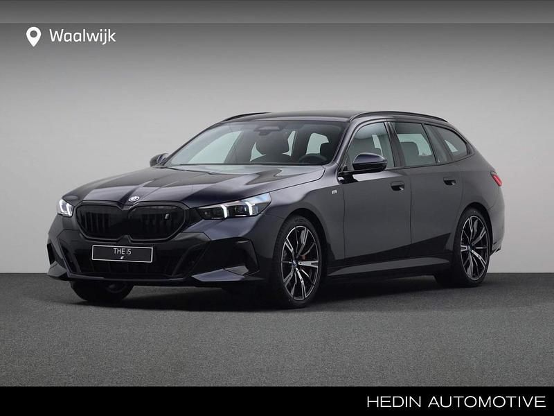 Carbonschwarz (donker zwart metallic) Gebruikt 2024 BMW i5 Comfort Edition Stationwagen | € 57.880 (Super prijs) - Afbeelding 1/4