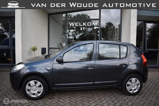 Grijs Gebruikt 2009 Dacia Sandero Ambiance Hatchback | € 1.750 (Eerlijke prijs) - Afbeelding 1/4