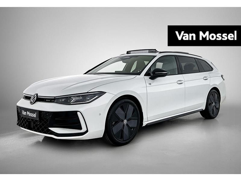 Wit Nieuw 2025 VW Passat Business Stationwagen | € 66.200 - Afbeelding 1/4