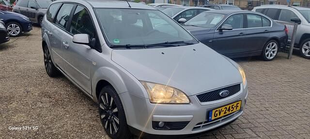 Grijs Gebruikt 2007 Ford Focus Trend Stationwagen | € 1.399 (Eerlijke prijs) - Afbeelding 1/4