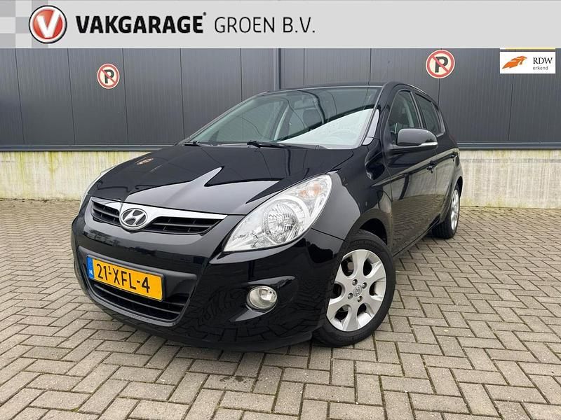 Zwart Occasion 2012 Hyundai i20 Hatchback | € 4.100 (Eerlijke prijs) - Afbeelding 1/4