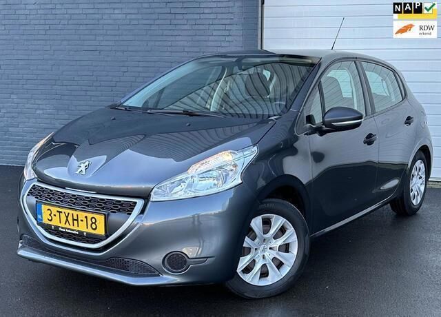Grijs, metallic lak Gebruikt 2014 Peugeot 208 Access Hatchback | € 5.699 (Eerlijke prijs) - Afbeelding 1/4