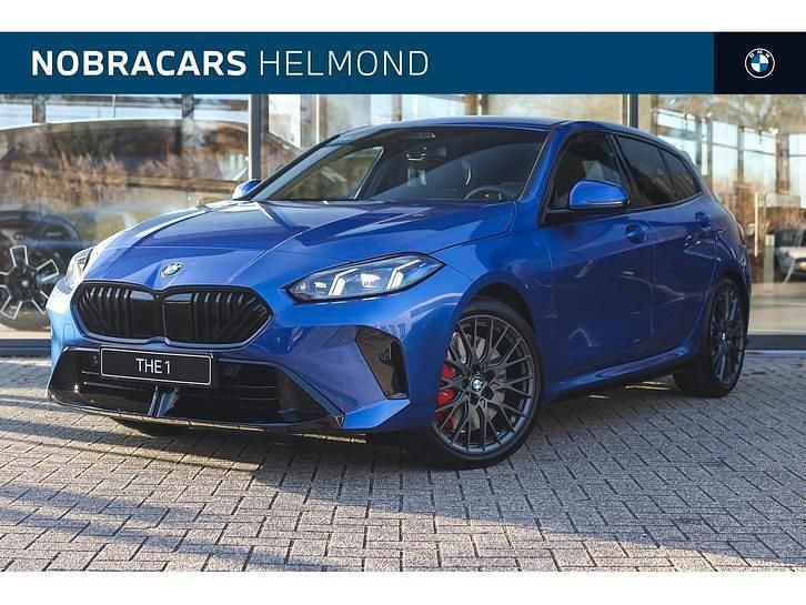 Blauw Nieuw 2025 BMW 120 Comfort Edition Hatchback | € 54.934 (Eerlijke prijs) - Afbeelding 1/4