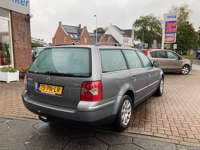 Grijs (metallic) Occasion 2004 VW Passat Highline Stationwagen | € 750 (Goede deal) - Afbeelding 1/4