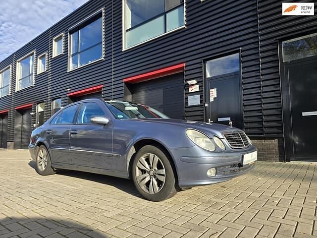 Blauw (metallic) Occasion 2003 Mercedes E240 Avantgarde Sedan | € 2.450 (Eerlijke prijs) - Afbeelding 1/4